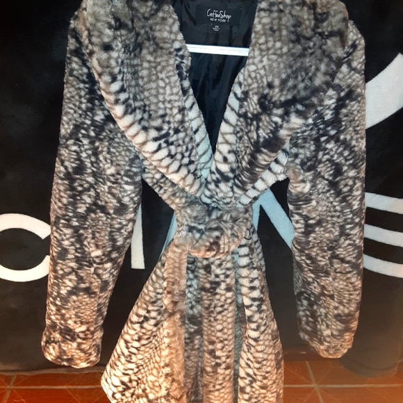 Beautiful and Elegant Winter Furr Coat - Picture 2 of 2